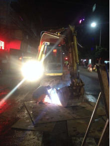 水司、交警等多方通力協(xié)作  快速處置忠孝街自來水爆管搶修