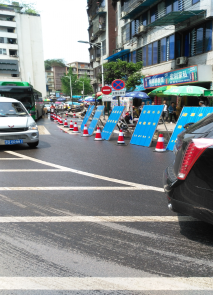 水司、交警等多方通力協(xié)作  快速處置忠孝街自來(lái)水爆管搶修