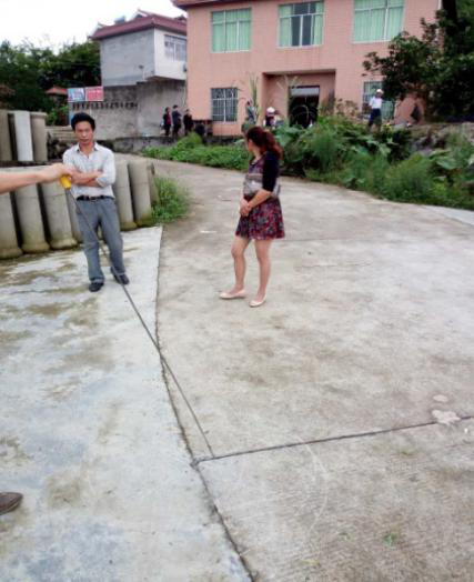 營(yíng)銷(xiāo)部查漏維修緊密配合 及時(shí)解決菜壩五星村水壓?jiǎn)栴}