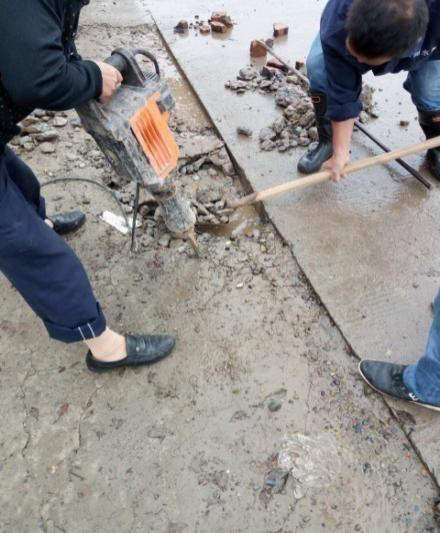 營(yíng)銷部查漏維修緊密配合 及時(shí)解決菜壩五星村水壓?jiǎn)栴}