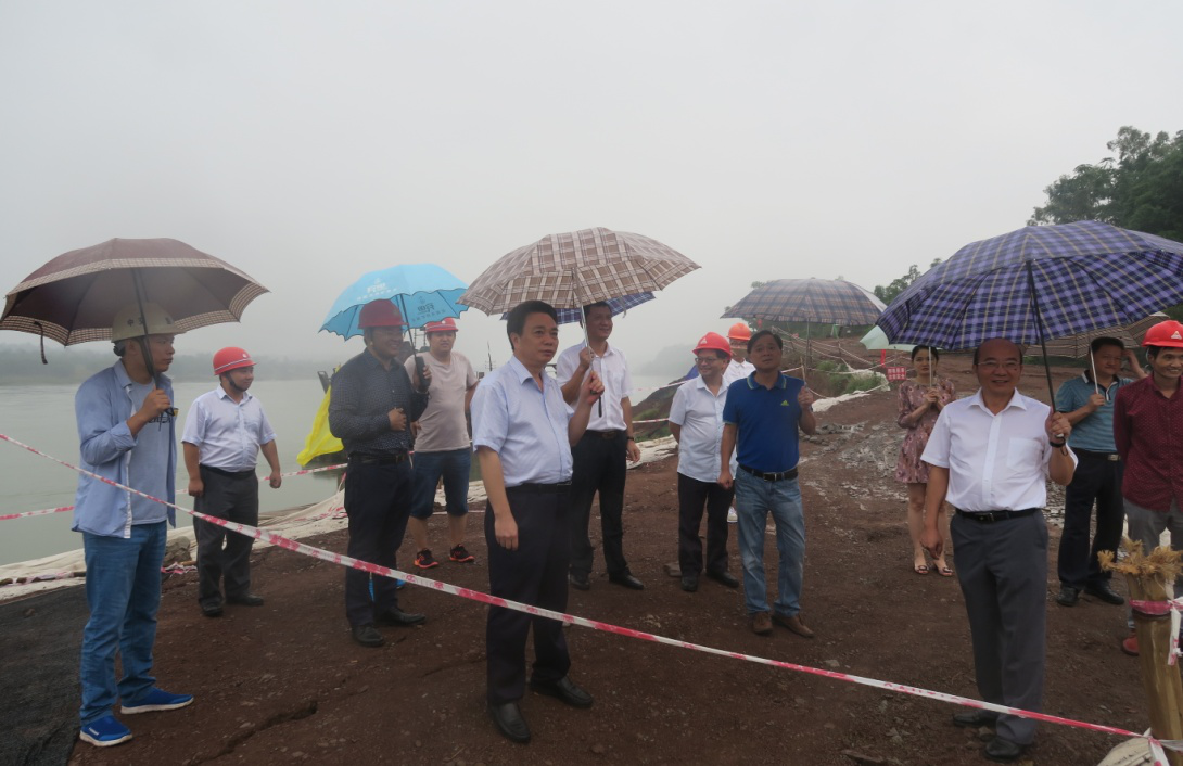 市水務(wù)局黨委書記、局長(zhǎng)董大華一行調(diào)研五水廠工程