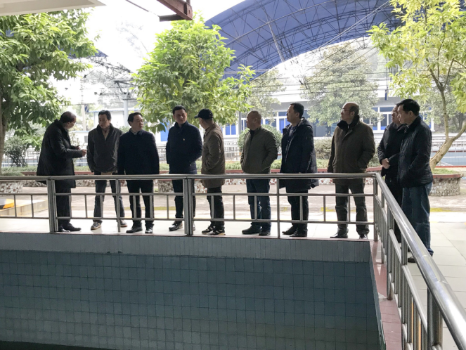 市水務(wù)局局長(zhǎng)董大華一行到一水廠對(duì)一線員工進(jìn)行春節(jié)慰問(wèn)