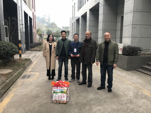 集團(tuán)公司春節(jié)慰問(wèn)一線(xiàn)職工