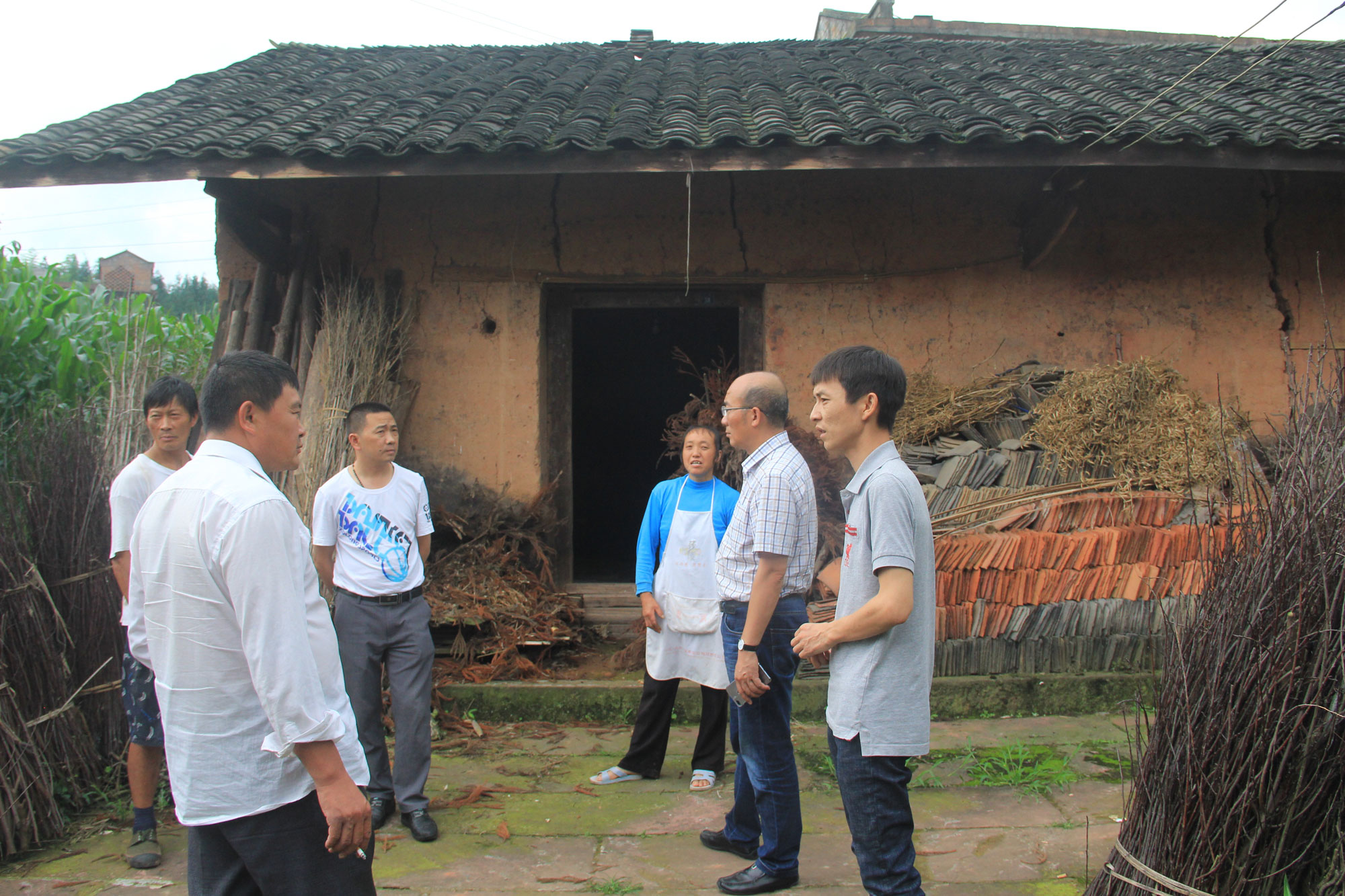 深入扶貧一線，推動(dòng)“大學(xué)習(xí)、大討論、大調(diào)研”活動(dòng)落地