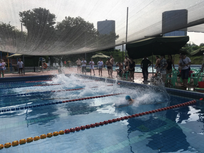 中流擊水，浪遏飛舟；奮勇爭先，友誼長存