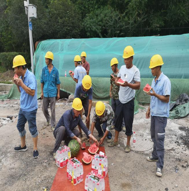 炎炎夏日送清涼 滴滴關懷暖人心
