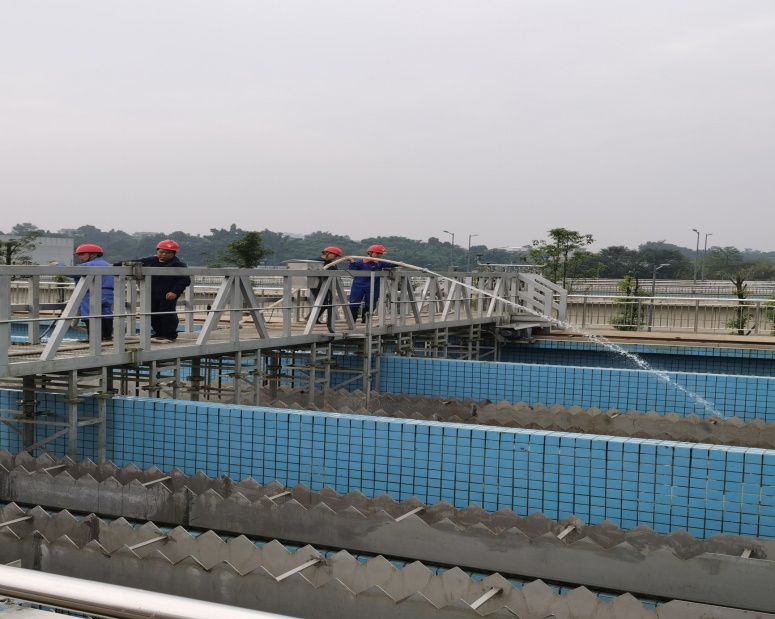 菜壩水廠組織員工進(jìn)行沉淀池、濾池清洗工作