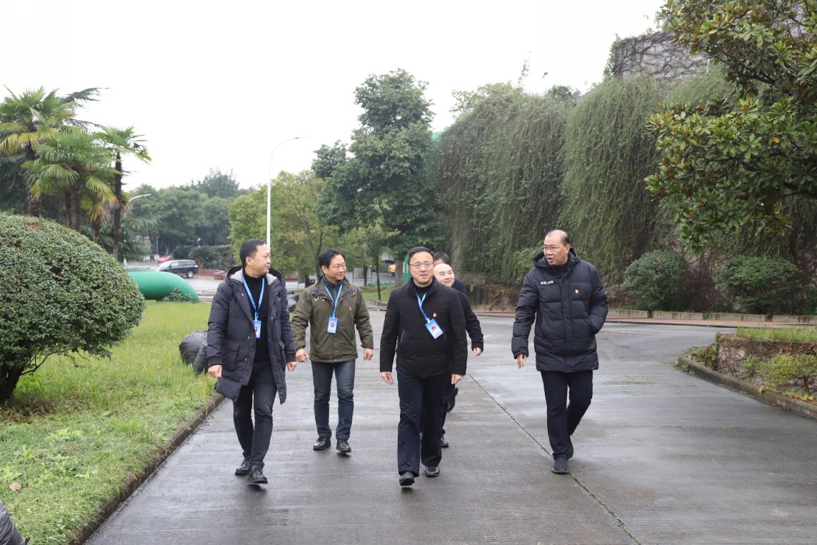 集團(tuán)公司黨委書(shū)記、董事長(zhǎng)周燕賓率隊(duì)督查水廠安全生產(chǎn)工作