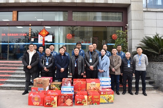 集團(tuán)公司黨委書記、董事長周燕賓一行看望慰問臨港公司一線員工