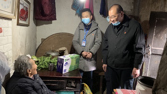 集團(tuán)公司慰問“雙包雙?！鄙鐓^(qū)困難群眾