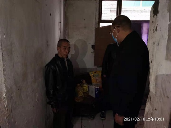 集團(tuán)公司慰問(wèn)“雙包雙?！鄙鐓^(qū)困難群眾