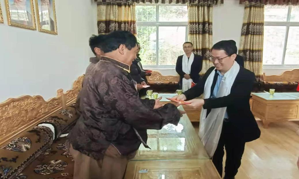 千里慰問送溫暖 真情幫扶助振興 ——集團(tuán)公司到新龍縣開展幫扶慰問活動