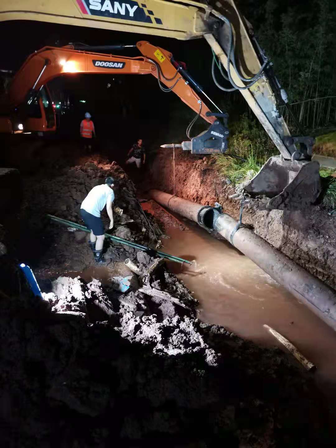 靈活制定搶修方案 按時(shí)保質(zhì)恢復(fù)供水