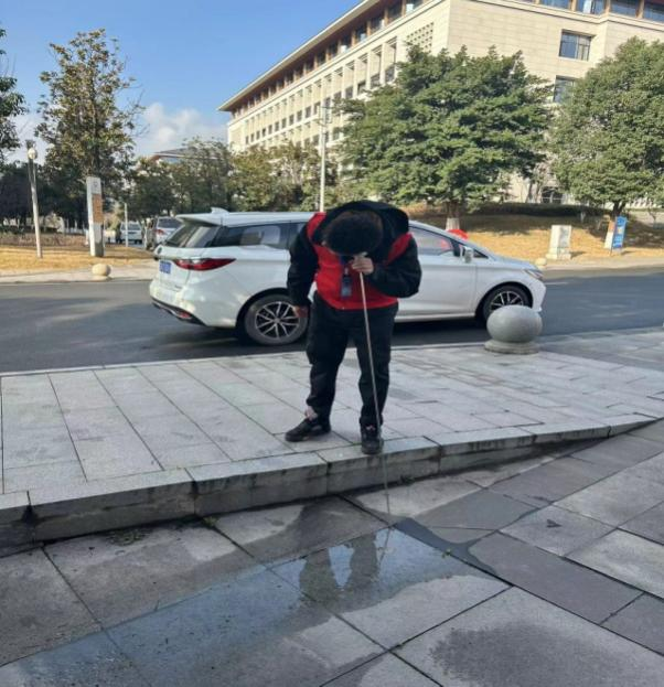 供水進校園 服務暖人心 —投資公司支部、臨港支部聯(lián)合開展“進校辦實事”主題黨日活動