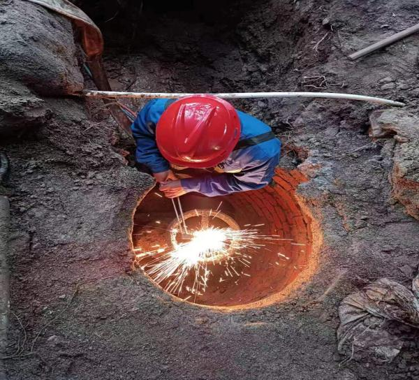 緊急搶修保生產(chǎn)，不怕辛苦水務(wù)人