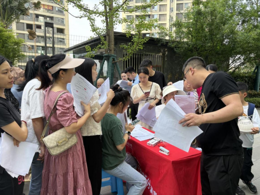 小區(qū)現場辦公解難題 助推供水服務“加速跑” —臨港公司開展“進小區(qū)”五進實踐活動